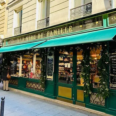 Magnifique Tour Eiffel / Rue Cler Париж